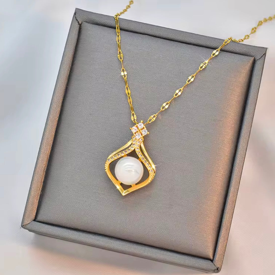 Elegant Pearl Frame Pendant Necklace