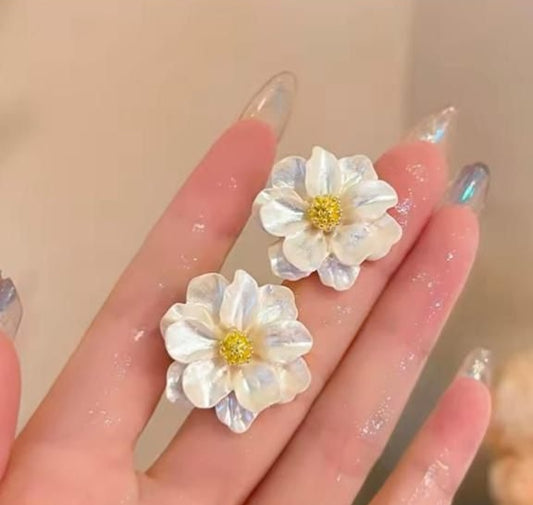 Elegant Pearl Flower Stud Earrings