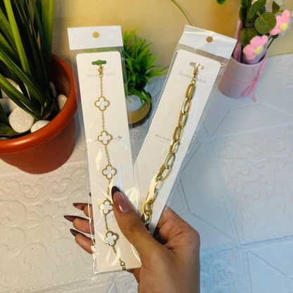 Four-Leaf Clover Bracelet: White enamel clover motif ke sath delicate gold chain design.