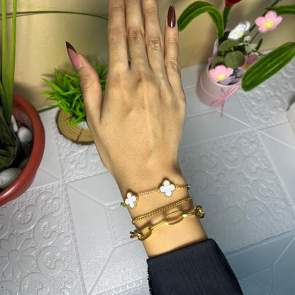 Four-Leaf Clover Bracelet: White enamel clover motif ke sath delicate gold chain design.