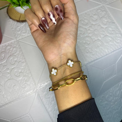 Four-Leaf Clover Bracelet: White enamel clover motif ke sath delicate gold chain design.