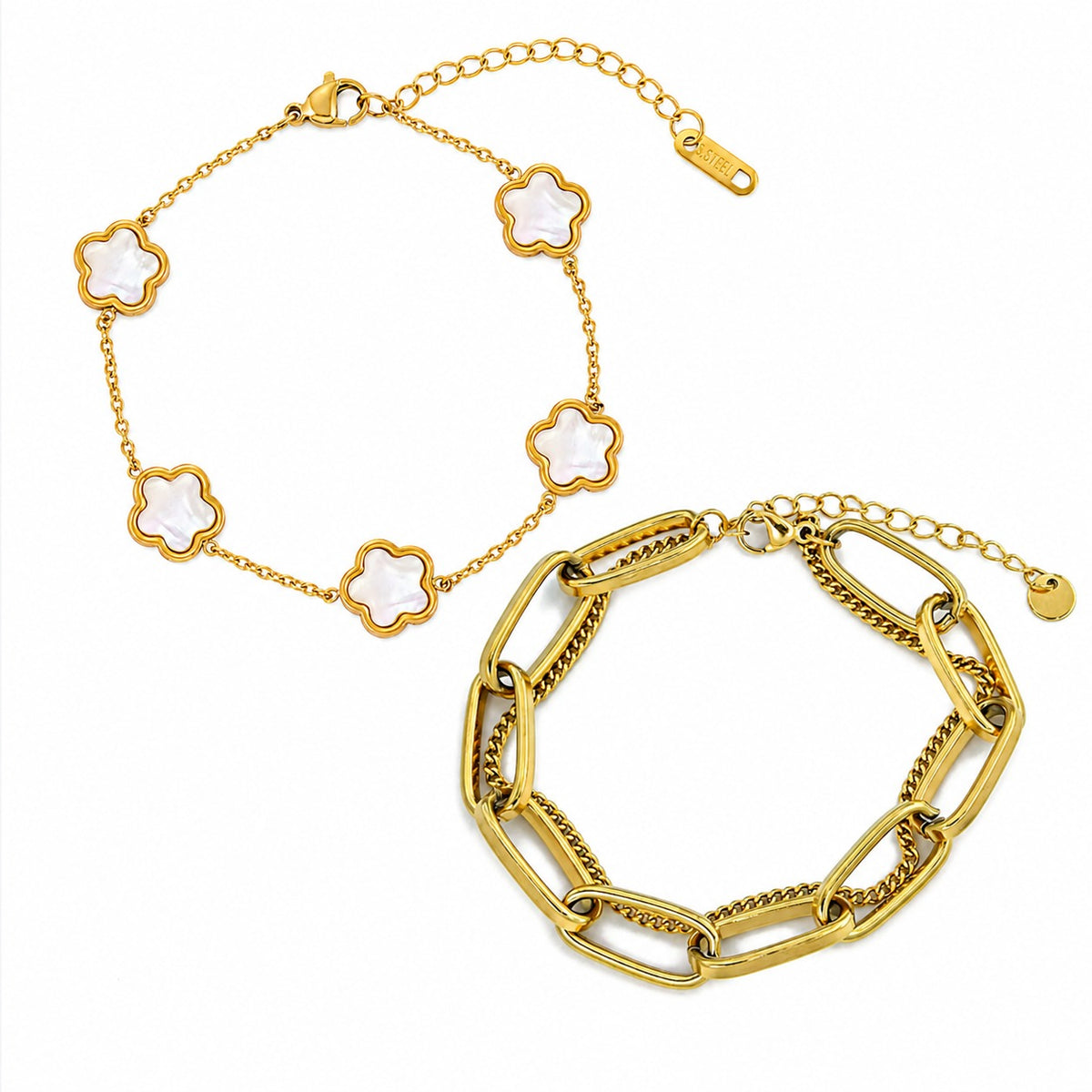 Four-Leaf Clover Bracelet: White enamel clover motif ke sath delicate gold chain design.