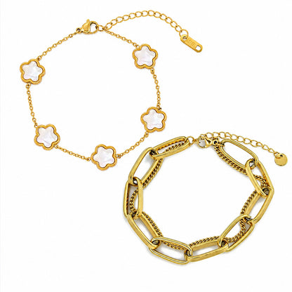 Four-Leaf Clover Bracelet: White enamel clover motif ke sath delicate gold chain design.